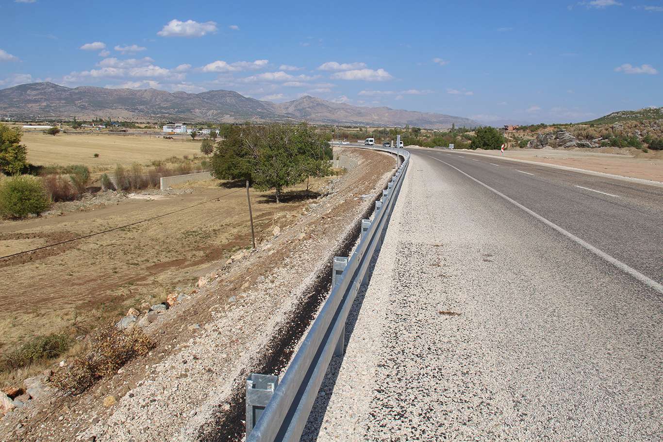 Karayolu kenarına kurulan bariyerler mahalle sakinlerinin ulaşımını engelliyor Karayolu kenarına kurulan bariyerler mahalle sakinlerinin ulaşımını engelliyor